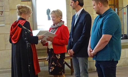 Verabschiedung des ausscheidenden Vorstandsmitglieder: Pfarrerin Sabrina Fröhlich, Brigitte Heuwold, Daniel Stadel und Torben Ebert (Anke Langenow fehlt) (v.l.n.r). Foto: Achim Klaffehn