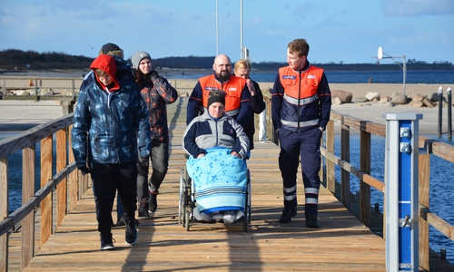 Die Wolfsburger Malteser erfüllen schwerkranken Patienten Herzenswünsche; dieses Mal ein Tag an der See. Fotos: Malteser Wolfsburg