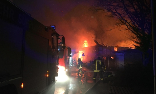 Schon aus der Ferne waren die riesigen Flammen deutlich zu erkennen. Foto/Video: Aktuell24(BM)