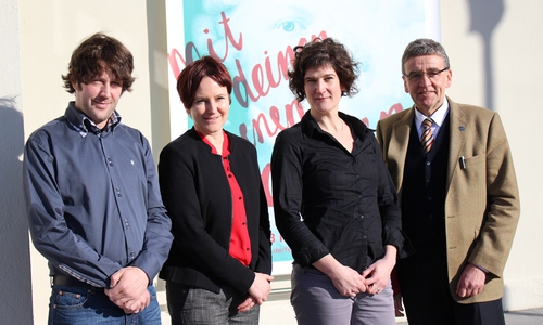 Von links: Carsten Schrader (Öffentlichkeitsarbeit Kulturbüro/Lessingtheater), Alexandra Hupp (Theaterleitung), Lena Simon (Leitung Kulturprojekte) und Bürgermeister Thomas Pink stellten das bisherige Programm des Lessingfestivals vor. Foto: Max Förster