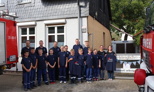 Grund zur Freude gab es am Donnerstag für die Kinder und die Betreuer der Jugendfeuerwehr Linden. Foto: Robert Braumann