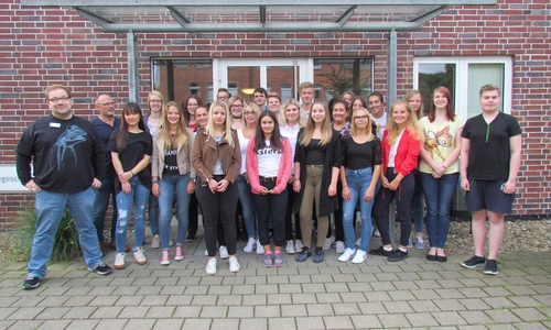Von links, vordere Reihe: Thomas Wunram (Kursleiter), Melanie Krüger, Friederike Spanka, Melisa Ürgül, Lena Ullrich, Mandy Kunz, Lee Bradtke, Maxime Dersintzke, Kim Schulz, Johanna Dlugokinski, Stine Behrens, Tina Schönhoff.
Von links, hintere Reihe: Ralf Tomaschek (Schulleiter), Lea Allwardt, Saskia Breier, Joel Brons, Alina Mahnke, Alexej Pavlenko, Louisa Eilert, Andreas Gebhardt, Lena Wellner, Celina Neumüller, Milena Jagla, Sandra Karthaus, Tanita Braun, Dennis Voß. Foto: Klinikum