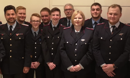 Kreisbrandmeister Tobias Thurau mit den beförderten Feuerwehrleuten (v.l.: Philipp Schmidt, Jona Sattler, Tim Wegner, Niklas Grümpel, Jürgen Gerlach, Larissa Strothmann, Kai Brackmann, Marius Leuschner). Fotos: Feuerwehr Wolfenbüttel