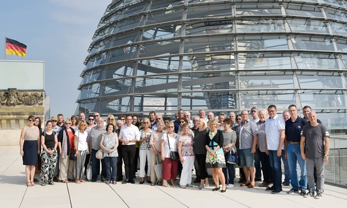 Die Reisegruppe vor der Kuppel des Bundestages. Foto: Bundesregierung/Volker Schneider