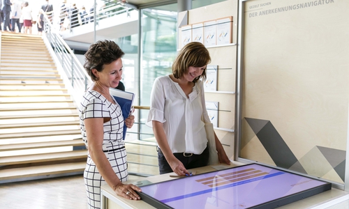 Die Ausstellung „UNTERNEHMEN BERUFSANERKENNUNG“ hat das Thema berufliche Anerkennung im Fokus. Foto: Agentur für Arbeit Helmstedt
