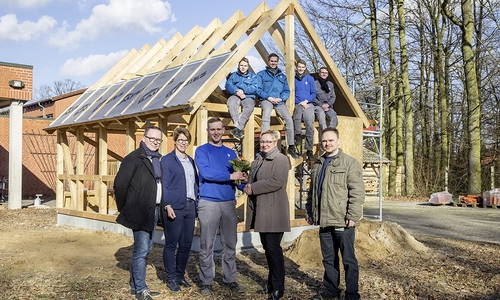Das Holzfachwerkhaus soll zukünftig als Grünes Klassenzimmer verwendet werden. Foto: Volkswagen/Ansgar Wilkendorf