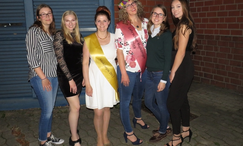 Die Maiköniginnen 2013 und 2019 mit dem Orga-Team „Die Maimädels“ von der Otto-Bennemann-Schule Braunschweig. Foto: Kulturverein