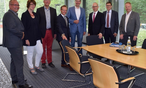 Frank Ruch, Oberbürgermeister von Quedlinburg, Heike Schäffer, stellvertretende Landrätin des Landkreises Harz, Dr. Thomas Gans, Bürgermeister von Bad Lauterberg, künftiger GmbH-Geschäftsführer Frank Uhlenhaut, Oberbürgermeister Dr. Oliver Junk, Dirk Vorderstemann, Vorstand Sparkasse Hildesheim Goslar Peine, Dr. Hjalmar Schmidt, Geschäftsführer der Harz Energie GmbH & Co. KG, und Osterodes Bürgermeister Klaus Becker präsentieren die neuen Geschäftsräume. Foto: Stadt Goslar