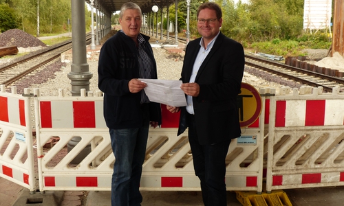 Oliver Ganzauer (links) und Marcus Bosse am Bahnhof in Börßum. Foto: SPD