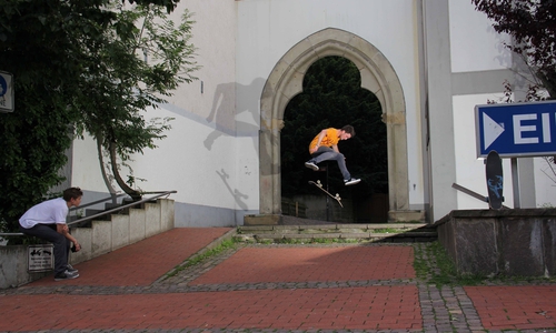 Fritz Weise und Bastian Poppki Skaten in der Innenstadt. Foto: Alec Pein