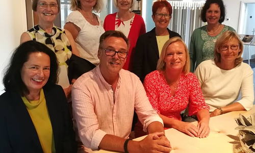 Die Arbeitsgemeinschaft sozialdemokratischer Frauen mit Landtagsabgeordneter Dunja Kreiser und Tischler Frank Bösche. Foto: Privat