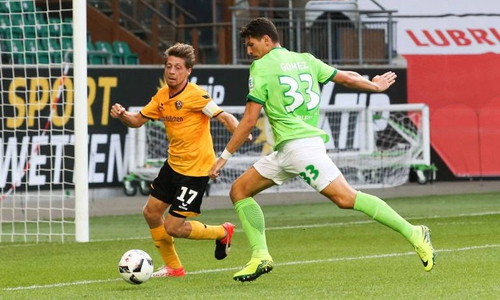 Mario Gomez gegen Andreas Lambertz im Test in der Vorsaison. Foto: imago/Schroedter