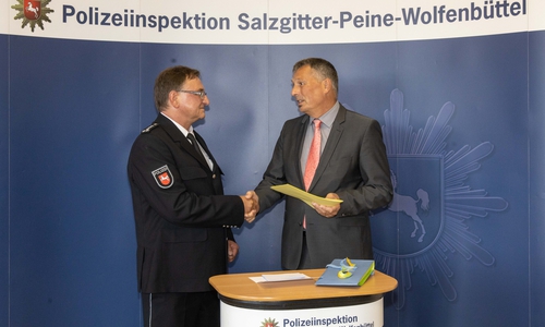 Der amtierende Leiter des Polizeikommissariats in Salzgitter-Bad, Der Erste Polizeihauptkommissar Klaus Jekel wurde heute durch den Polizeipräsidenten der Polizeidirektion Braunschweig, Michael Pientka, in den Ruhestand verabschiedet. Foto: Rudolf Karliczek