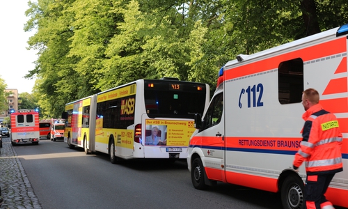 Mehrere Notärzte versorgten die Personen nach der Vollbremsung. Foto: Robert Braumann