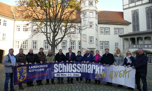 Viele Hände sorgen dafür, dass der 24. Schlossmarkt zum Advent wieder ein besonderes Erlebnis für die Besucherinnen und Besucher wird. 
Foto: Landkreis Gifhorn