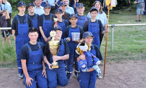 Die Büddenstedter Gruppe holte den 1. Platz vor Grasleben/Mariental I und Helmstedt und durfte den neugestifteten Wanderpokal für ein Jahr mit nach Hause nehmen. Foto: Feuerwehr Büddenstedt