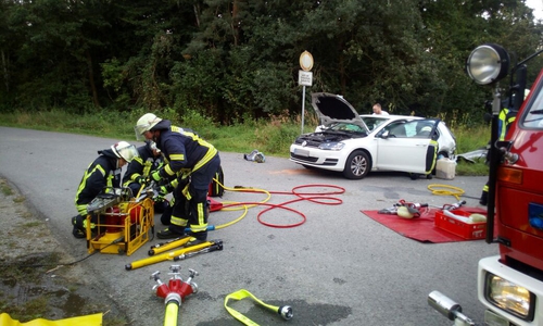 Die Golffahrerin musste von der Feuerwehr aus ihrem Auto befreit werden. Fotos: Presseteam der Gemeindefeuerwehr Lehre