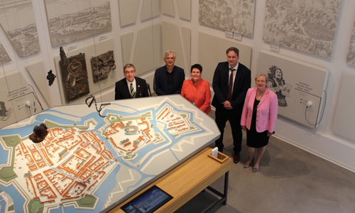 Von links: Bürgermeister Thomas Pink, Jens Imig (Geschäftsführer „gewerkdesign"), Museumsleiterin Dr. Sandra Donner, Markus Gröchtemeier (Mitarbeiter Museum Wolfenbüttel) und Museumspädagogin Cortina Teichmann bei der Eröffnung des Bürger Museums. Fotos: Nick Wenkel