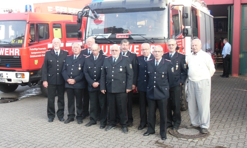 Ronald Brütsch (links) im Kreise seine „alten Gruppe“ kurz nach der Ehrung. Foto: Jan Borner
