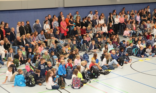 Die Schüler wurden in der Turnhalle begrüßt. Foto: GiS