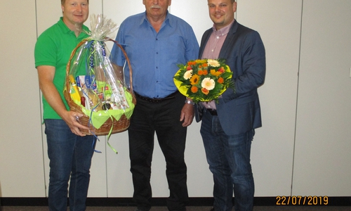 Helmut Grziwotz bei seiner Verabschiedung, flankiert von Michael Petrick und Tobias Schliephake

Bild: Gemeinde Schladen-Werla