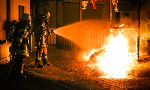 Die Flammen griffen bereits auf den Zaun des Biergartens über. Fotos/Video: Werner Heise