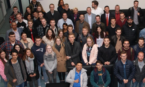 Studierende, Lehrende und Mentoren der Internationalen Woche der Fakultät Wirtschaft der Ostfalia Hochschule am Standort Wolfsburg. 

Foto: Ostfalia