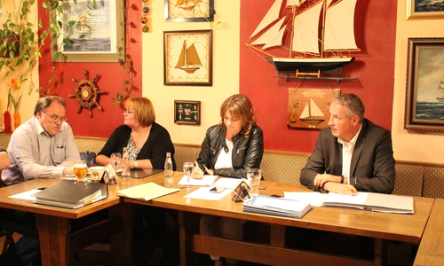 Ahlumer Schützenverein  erhält vom Ortsrat einen Zuschuss für eine Luftpistole und einem Transportkoffer. Foto: Max Förster