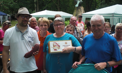 Dorothee Schacht mit den ersten 3 Gewinnern v.li. 2. Tim Dobrick, 1. Birgit Schwetge, 3. Peter Müller. Foto: Förderverein Heimathaus Alte Mühle Schladen