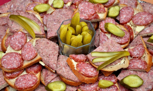 Wer dem zünftigen Frühstück beiwohnen will, sollte sich vorher um Karten bemühen. Symbolfoto: pixabay