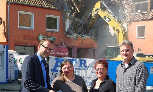 Die Arbeiten am früheren Hotel Jost haben begonnen. Die nächsten Projekte in der Ost- und Westsiedlung stellten vor (von links): Michael Tacke, Stadtrat für Bauen, Stadtplanung, Stadtentwicklung und Umwelt, Diana Graf vom Stadtbüro; Susanne Goronzi, Referatsleiterin Stadtumbau und Soziale Stadt sowie Markus Meyer vom Stadtbüro. Foto: Stadt Salzgitter