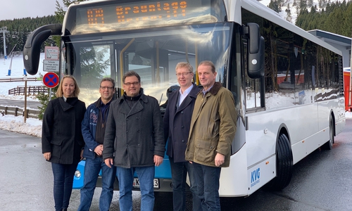 Christiane Hummert (Betriebsleiterin Betrieb Helmstedt KVG), Andreas Thiry (stellvertretender Betriebsleiter Betrieb Bad Harzburg KVG), Wolfgang Langer (Bürgermeister Stadt Braunlage), Axel Gierga (Geschäftsführer KVG), Hennig Brandes (Verbandsdirektor Regionalverband Braunschweig) vor dem neuen Ski-Bus. Foto: KVG Braunschweig