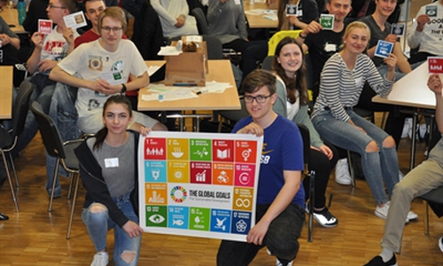 Im Rahmen der Aktivitäten zur kommunalen Entwicklungszusammenarbeit der Stadt Wolfsburg haben das Ratsgymnasium, das Phoenix Gymnasium Wolfsburg-Vorsfelde und das Theodor-Heuss-Gymnasium an dem Workshop teilgenommen. Foto: Stadt Wolfsburg 