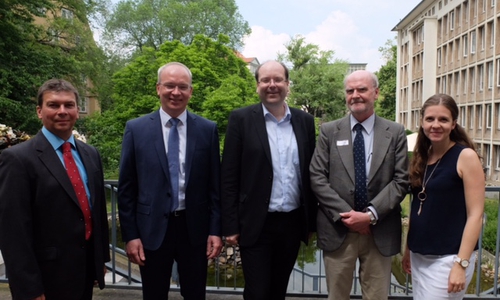 Von links: Olaf Kosel und Marc Lohmann (Samtgemeinde Oderwald), Christian Meyer (Landwirtschaftsminister), Dr. Lothar Liebermann und Mirjam Olschewski (ArL Braunschweig). Foto: Privat