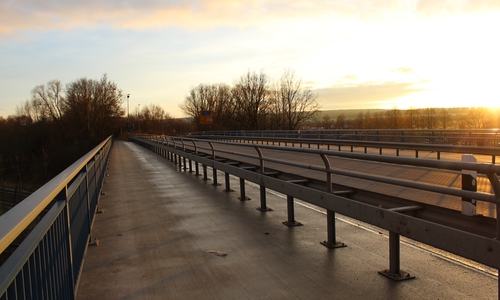 Achtung, Vollsperrung! Die Brücke muss zur Instandsetzung voll gesperrt werden. Symbolfoto: Max Förster