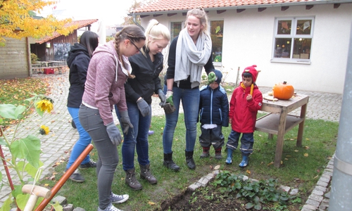 Gina Jegodtka, Melanie Pracht, Johanna Wolter und Marie von Buch ( von links) beim Umgraben des Beetes mit fleißiger Unterstützung von Kindern der Grünen Gruppe. Foto: privat