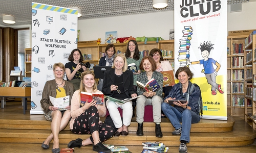 Initiatoren und Kooperationspartner des diesjährigen Julius-Club aus Bildungshaus, Kunstmuseum, Medienzentrum, phaeno und Theater mit Bildungshausleiterin Dr. Birgit Rabofski (vorne links). Foto: Stadt Wolfsburg.
