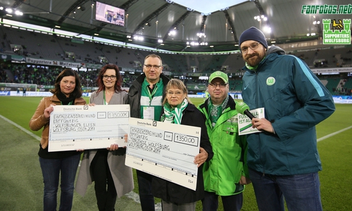 Die Wolfsburger Supporters übergaben je 1.350 Euro an Wolfsburger Organisationen. Foto: Daniel Schmidt