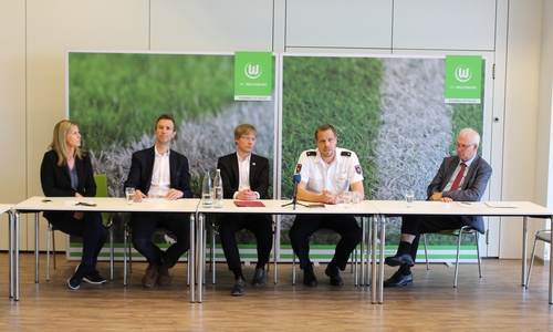 Barbara Ertel-Leicht (Unternehmenssprecherin VfL Wolfsburg), Thomas Franke (Leiter Infrastruktur und Organisation VfL Wolfsburg), Dr. Tim Schumacher (Geschäftsführer Recht und Compliance VfL Wolfsburg), Oliver Meyer (Leiter Fachbereich Einsatz, Polizei Wolfsburg-Helmstedt) und Werner Borcherding (Erster Stadtrat Wolfsburg) stellten das Sicherheitskonzept für Donnerstag vor. Foto: Christoph Böttcher