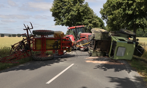 Der Trecker ist samt seinem Anhänger auf die Seite gekippt. Fotos: Rudolf Karliczek