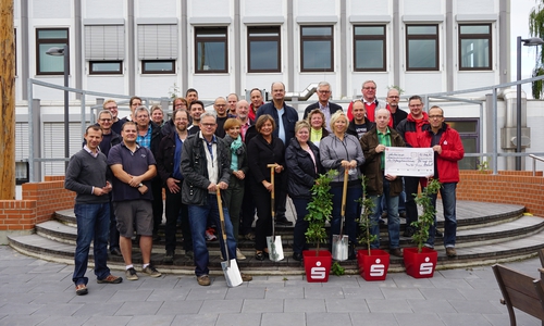 Bank-Manager packen an: Ein Teil der Landessparkassen-Führungsriege arbeitete in Neuerkerode mit. Foto: Privat
