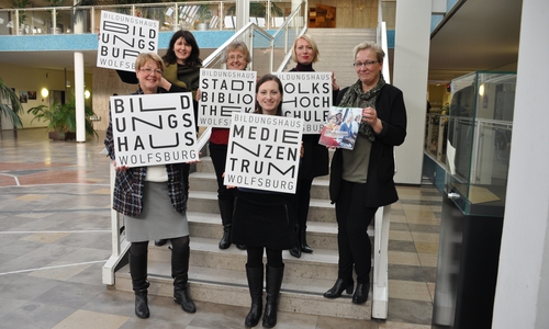 Dr. Birgit Rabofski (Leiterin Bildungshaus), Edda Gödecke (Leiterin Bildungsbüro), Annette Rugen (Stellvertretende Leitung Stadtbibliothek), Frauke Gruner (Leiterin Medienzentrum), Elisabeth Krüger (Leiterin Volkshochschule), Iris Bothe (Dezernentin für Jugend, Bildung und Integration). Foto: Stadt Wolfsburg