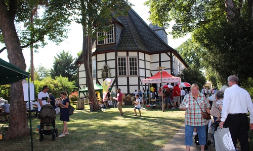Bei bestem Wetter kamen die Besucher im Kirchgarten der St. Johannis-Kirche zusammen. Fotos: Julia Seidel