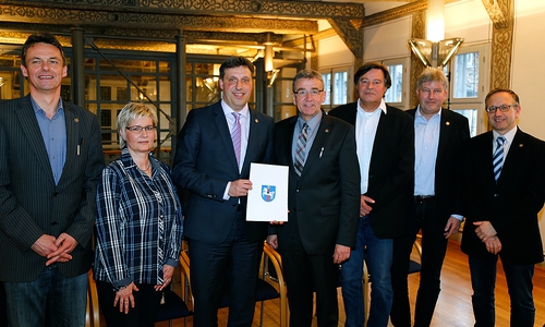 Stadtrat Thorsten Drahn (Dritter von links) erhielt von Bürgermeister Thomas Pink (Mitte) die Ernennungsurkunde für weitere acht Jahre. Es gratulierten Schulamtsleiter Norbert Fricke, Standesamtsleiterin Carola Kurtius, Bürgeramtsleiter Wolfgang Scheider, Hauptamtsleiter Olaf Danell und Rechnungsprüfungsamtsleiter Lorenz Berger gratulierten. Foto: Stadt Wolfenbüttel