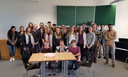 Sorgfältig vorbereitet hatten sich die Zehntklässler des Theodor-Heuss-Gymnasiums für das Bewerbungstraining mit der Expertin Vijdan Bangura. Foto: THG