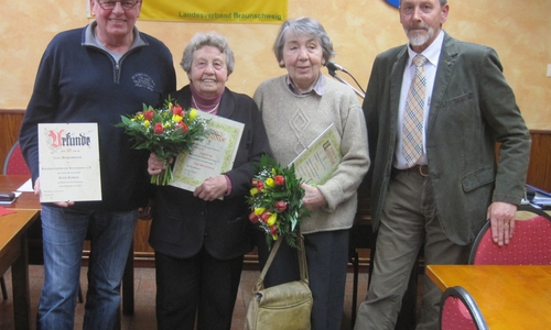 Geehrte des KGV Katzenmeer: Erich Kühnel (25j.), Inge Sonnenburg und Elfriede Unverricht (Ehrenmitglieder), Axel Bertram (Vorsitzender). Foto: Privat 
