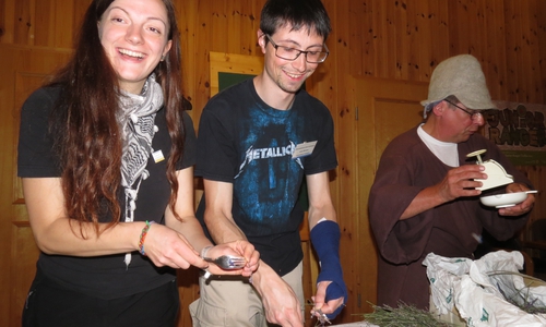 Die Praktikanten Anna Blesch und Julius Weimper mit Joachim Garella (rechts) bei der Kräutervorbereitung für die Seifenherstellung. Foto: Walter Wimmer