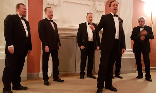 Das Vokalensemble Harmonie St. Petersburg trägt ein Stück mit Solisten vor. Rechts im Bold: Chorleiter Alexander Adrianov. Foto: Sickter Kulturinitiative