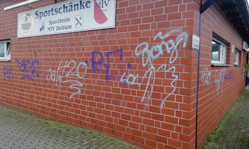 Die Schmierereien am Vereinsheim des MTV Dettum. Foto: Julian Siodla/privat