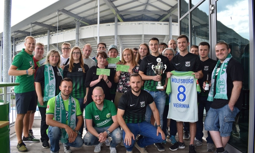 Große Mitgliederversammlung VfL-Fanclubs "Meilenwölfe e.V." - stolz wird das neue Motiv des Fantrikots präsentiert. Foto: Meilenwölfe e.V.